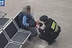 12岁男孩深夜离家出走，一句话让民警哽咽图片
