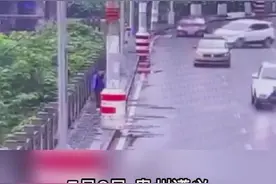 这就是母爱！车辆坠河母亲托举救子图片