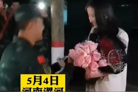 武警小哥求婚现场，隔壁消防爬墙头观看，5张脸的“姨母笑”图片