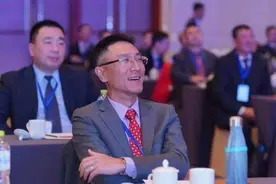 青岛亿万富翁称被父亲“逼走”妻子“抢走”公司 父亲：他贪污上千万 望浪子回头图片