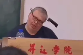 老师上课用特殊道具逗孩子们开心！网友：想上他的课，太可爱了图片