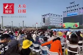 视频│母亲节，带妈妈去日照户外大剧院与小猪佩奇一家过“完美下雨天”图片