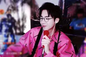 梦幻联动！景甜围观刘宇宁直播 点歌遭翻牌后路转粉图片