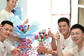 暖男！高校4男生手工制作玫瑰花送母亲图片