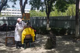 马路边的露天摊儿、没牌子的胡同小店……老人理发为啥爱去街头小摊儿？图片