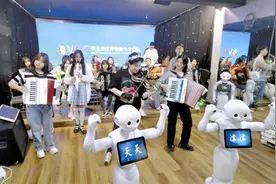 来世界智能大会 听机器人音乐会图片