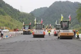 浙皖省际断通高速——临建高速路面施工正式启动图片
