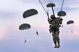 美军奔袭万里在俄邻国实施大规模空降，结果10名伞兵受伤住院图片