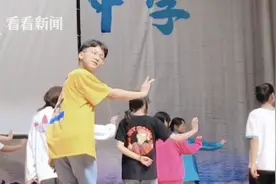 C位非你莫属！彩排现场，高一男生舞姿惊艳众人图片