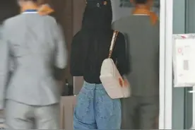 女明星的身材管理！赵丽颖腰细到穿牛仔裤用别针卡住图片