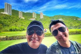 谢霆锋晒与周润发的自拍合影 网友：“标准游客照”图片