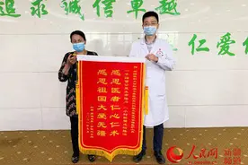 好消息！飞机返程护送的断臂再植男孩，可以下床活动了图片