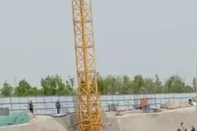 潍坊一塔机安装作业时发生事故，致3死2伤视频封面