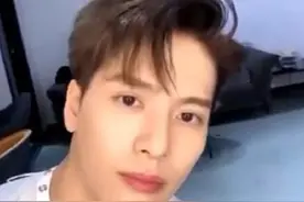 360°无死角！王嘉尔怼脸自拍，顶腮帮又拽又“痞”颜值能打图片