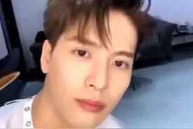 360°无死角！王嘉尔怼脸自拍，顶腮帮又拽又“痞”颜值能打图片