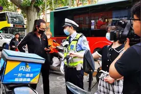 郑州街头骑电动车不戴头盔？交警逮你没商量！被抓三次就要罚图片
