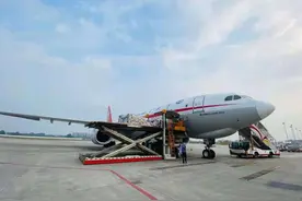 中国援助印度抗疫物资运抵！物资箱上印着这8个字……图片