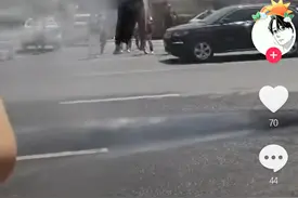 河南一新郎遇婚闹被绑吊车上遭高压水枪呲水，西装变成碎布条，新郎：这是习俗图片