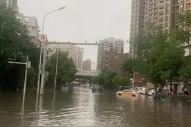 14级阵风逼停长江武汉段船舶，今晚到明天风雨继续图片