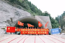 广西南天高速荣理隧道左洞贯通，主线全长约105千米图片