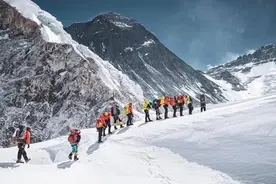 尼泊尔政府要求登山者将使用过的空氧气瓶从山上带回图片
