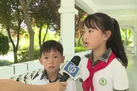 小狗一头撞上路边旧床柜，崇明小学生姐弟从中发现26万报警图片