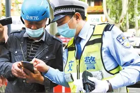 郑州市非机动车新规实施10天 635起不戴头盔违法行为已被处罚图片