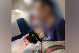 男子高铁上脱鞋脱袜把脚伸到他人身旁：我自己没闻到臭味视频封面