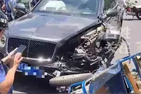 “昂贵”交通事故！三轮车猛撞300万宾利，豪车车头损毁严重图片