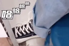 女子上厕所一脚踩住老鼠，吓得一动不敢动 网友：老鼠比你慌图片