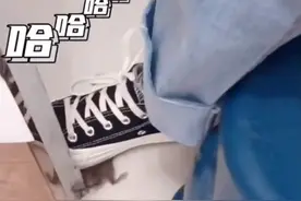女子上厕所一脚踩住老鼠，吓得一动不敢动 网友：老鼠比你慌图片