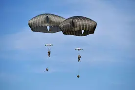 美军伞兵在意大利跳伞时出事 与教官缠在一起一死一伤图片