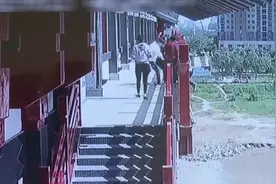 咸阳古渡廊桥一游客翻越栏杆跳桥轻生 众人合力施救图片