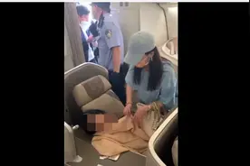女子“闹上天”，被警察带走图片