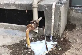 高层居民通过雨水管排放洗衣水，低层居民遭殃，社区：正在整改图片