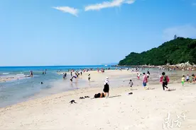 惊险！4岁女童被卷防鲨网外，南澳执法队迅速救回图片
