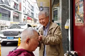 六旬大爷摆摊理发20多年，每次收费8元图片