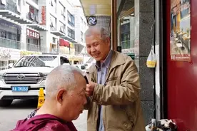 六旬大爷摆摊理发20多年，每次收费8元图片