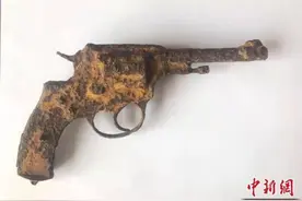 黑龙江一男子网上“晒枪”三小时后警察找上门图片