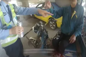 男子一手拿酒一手开车 被交警拦下还满不在乎：天热，喝酒解渴图片