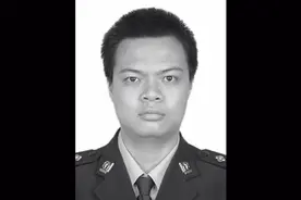 亲友追忆东莞牺牲民警黎伟标：告诉孩子爸爸是个大英雄视频封面