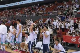 广东拉文？徐杰、汤杰将比赛变成扣篮表演 徐中锋勉扣引全场欢呼图片