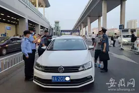 合肥一非法网约车混入网约车上车点载客 被现场查扣图片