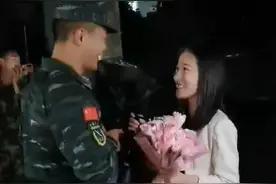 太甜！河南武警向女友求婚，隔壁消防员却走红图片
