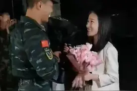 太甜！河南武警向女友求婚，隔壁消防员却走红图片