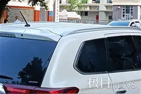 学生坠亡疑团中的成都四十九中：面对多家媒体仍是大门紧闭图片