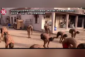 印度民众涂满牛粪抵御新冠，医生：不科学图片