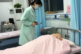 95后实习女护士：同龄人逛街、追剧的时间，她都在练习扎针图片