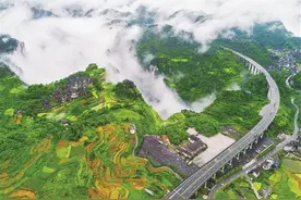 沿着高速看湖南丨矮寨大桥，“接驳”幸福大道图片
