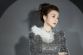 太养眼！柳岩穿修身长裙身姿曼妙 秀黄蜂腰比例惊人图片